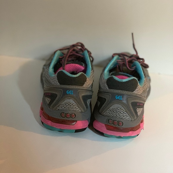 Woman’s ASICS athletic shoe - Picture 3 of 7